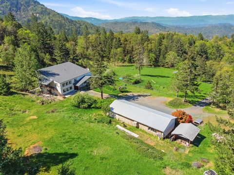 Tiny photo for 827 Summit Loop, Grants Pass, OR 97527 (MLS # 220219582)