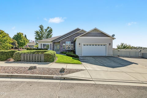 Photo of 103 Greenmoor Drive, Eagle Point, OR 97524 (MLS # 220229817)