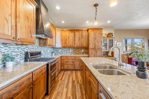 Tiny photo for 561 SE Stearns Road, Prineville, OR 97754 (MLS # 220220052)