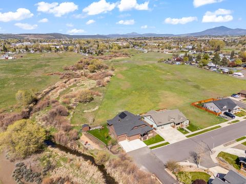 Tiny photo for 561 SE Stearns Road, Prineville, OR 97754 (MLS # 220220052)
