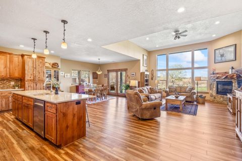 Tiny photo for 561 SE Stearns Road, Prineville, OR 97754 (MLS # 220220052)