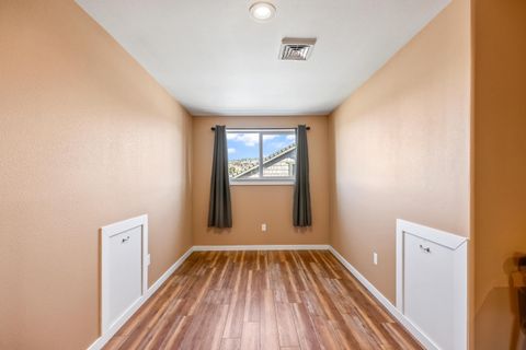 Tiny photo for 561 SE Stearns Road, Prineville, OR 97754 (MLS # 220220052)