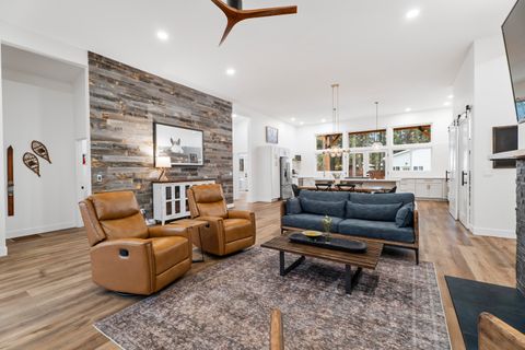 Tiny photo for 17133 Norwalk Road, Bend, OR 97707 (MLS # 220217034)