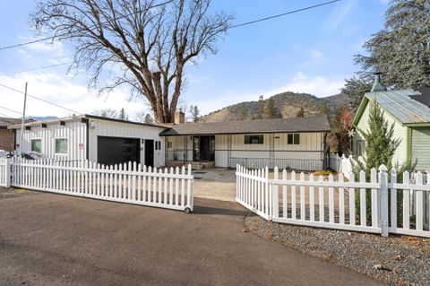 Photo of 2400 Rogue River Highway, Gold Hill, OR 97525 (MLS # 220212702)