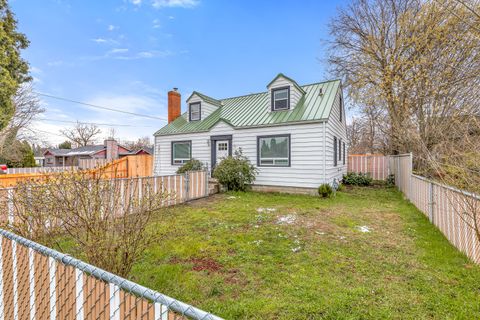 Tiny photo for 793 Marshall Avenue, Medford, OR 97501 (MLS # 220214022)