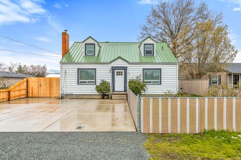 Photo of 793 Marshall Avenue, Medford, OR 97501 (MLS # 220214022)