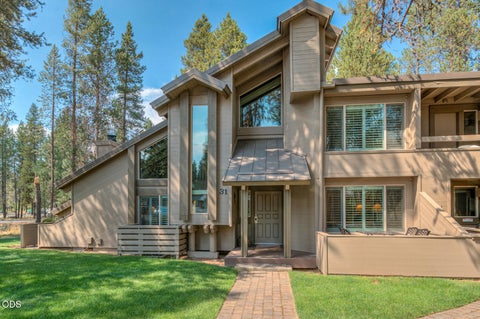 Photo of 17636 Tennis Village Court #31, Sunriver, OR 97707 (MLS # 220226932)