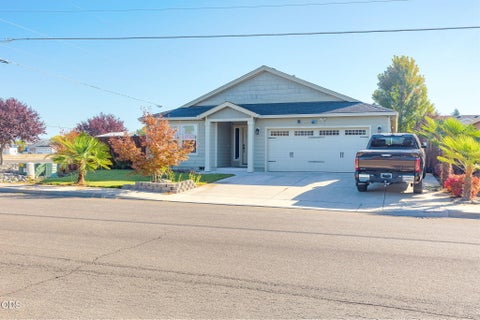 Photo of 7594 27th Street, White City, OR 97503 (MLS # 220229428)