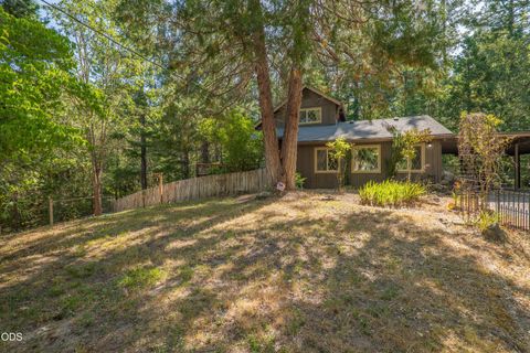 Tiny photo for 475 Penny Lane, Grants Pass, OR 97527 (MLS # 220224464)