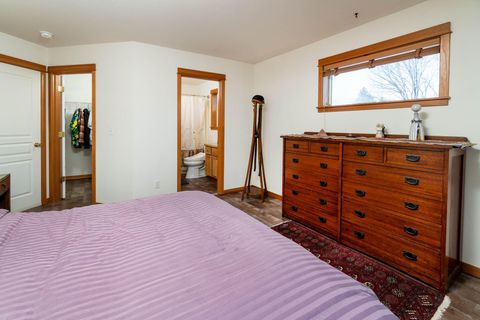 Tiny photo for 139 SE Roosevelt Avenue, Bend, OR 97702 (MLS # 220212963)