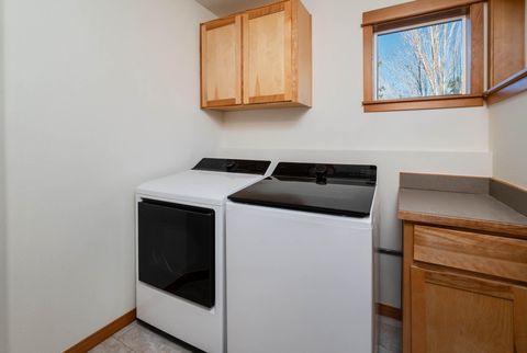 Tiny photo for 139 SE Roosevelt Avenue, Bend, OR 97702 (MLS # 220212963)