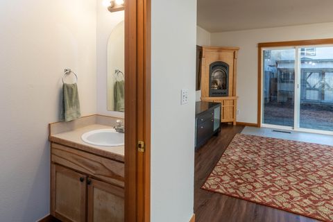 Tiny photo for 139 SE Roosevelt Avenue, Bend, OR 97702 (MLS # 220212963)