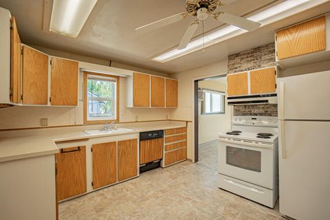 Tiny photo for 840 Palm Street, Medford, OR 97501 (MLS # 220215107)