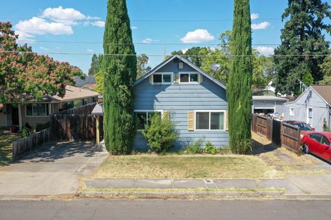 Photo of 840 Palm Street, Medford, OR 97501 (MLS # 220215107)