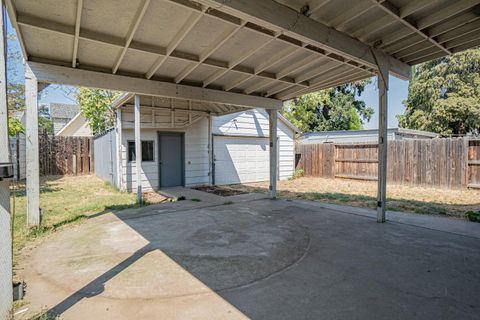Tiny photo for 840 Palm Street, Medford, OR 97501 (MLS # 220215107)