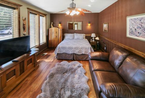 Tiny photo for 195 E E Street, Jacksonville, OR 97530 (MLS # 220212183)