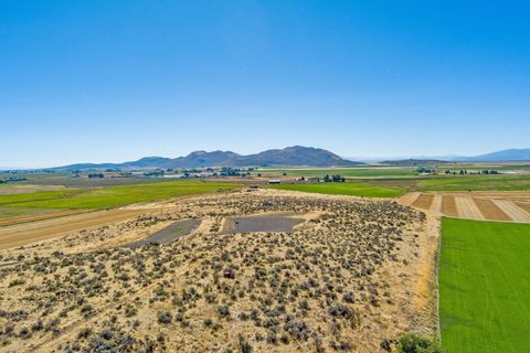 Tiny photo for 392 Del Fatti Lane, Klamath Falls, OR 97603 (MLS # 220212480)