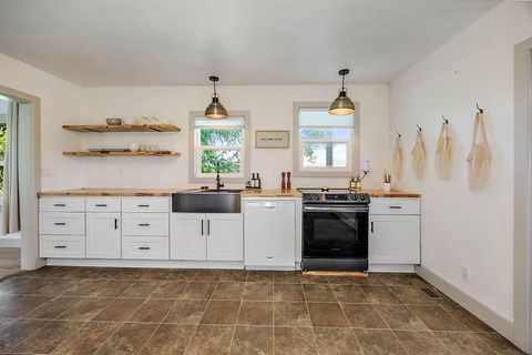 Tiny photo for 392 Del Fatti Lane, Klamath Falls, OR 97603 (MLS # 220212480)