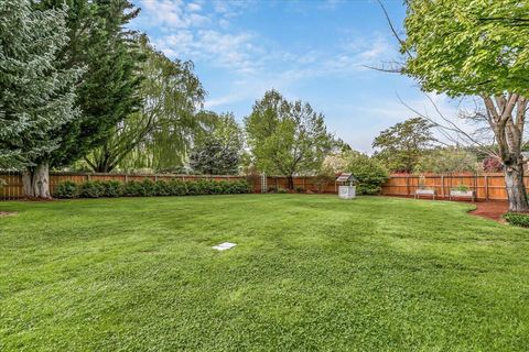 Tiny photo for 133 Kingsgate Way, Grants Pass, OR 97527 (MLS # 220219640)