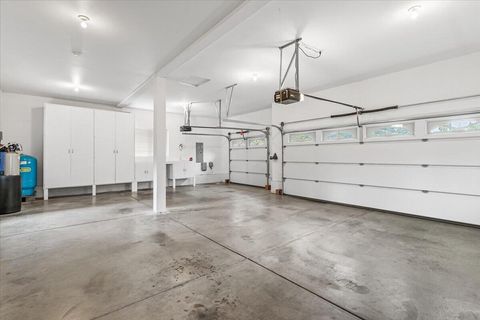 Tiny photo for 133 Kingsgate Way, Grants Pass, OR 97527 (MLS # 220219640)