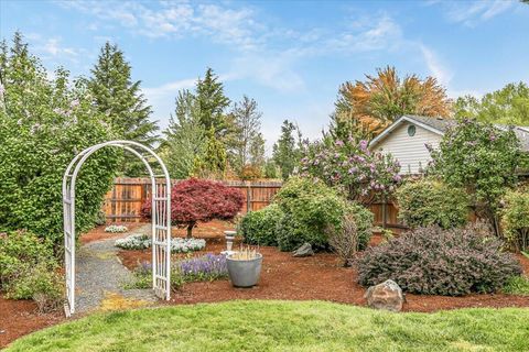 Tiny photo for 133 Kingsgate Way, Grants Pass, OR 97527 (MLS # 220219640)