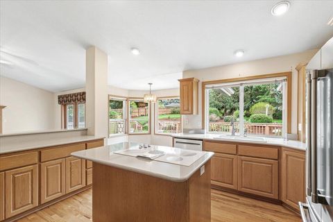 Tiny photo for 133 Kingsgate Way, Grants Pass, OR 97527 (MLS # 220219640)