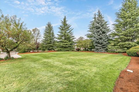 Tiny photo for 133 Kingsgate Way, Grants Pass, OR 97527 (MLS # 220219640)