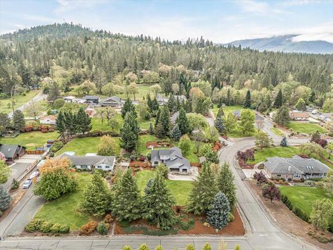 Tiny photo for 133 Kingsgate Way, Grants Pass, OR 97527 (MLS # 220219640)