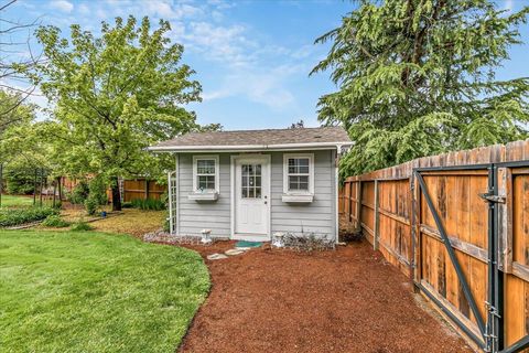 Tiny photo for 133 Kingsgate Way, Grants Pass, OR 97527 (MLS # 220219640)