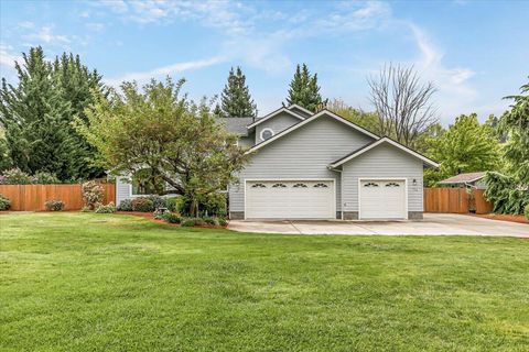 Tiny photo for 133 Kingsgate Way, Grants Pass, OR 97527 (MLS # 220219640)