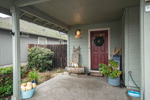 Tiny photo for 1672 SW Waterstone Drive, Grants Pass, OR 97527 (MLS # 220213030)