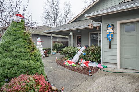 Photo of 1672 SW Waterstone Drive, Grants Pass, OR 97527 (MLS # 220213030)