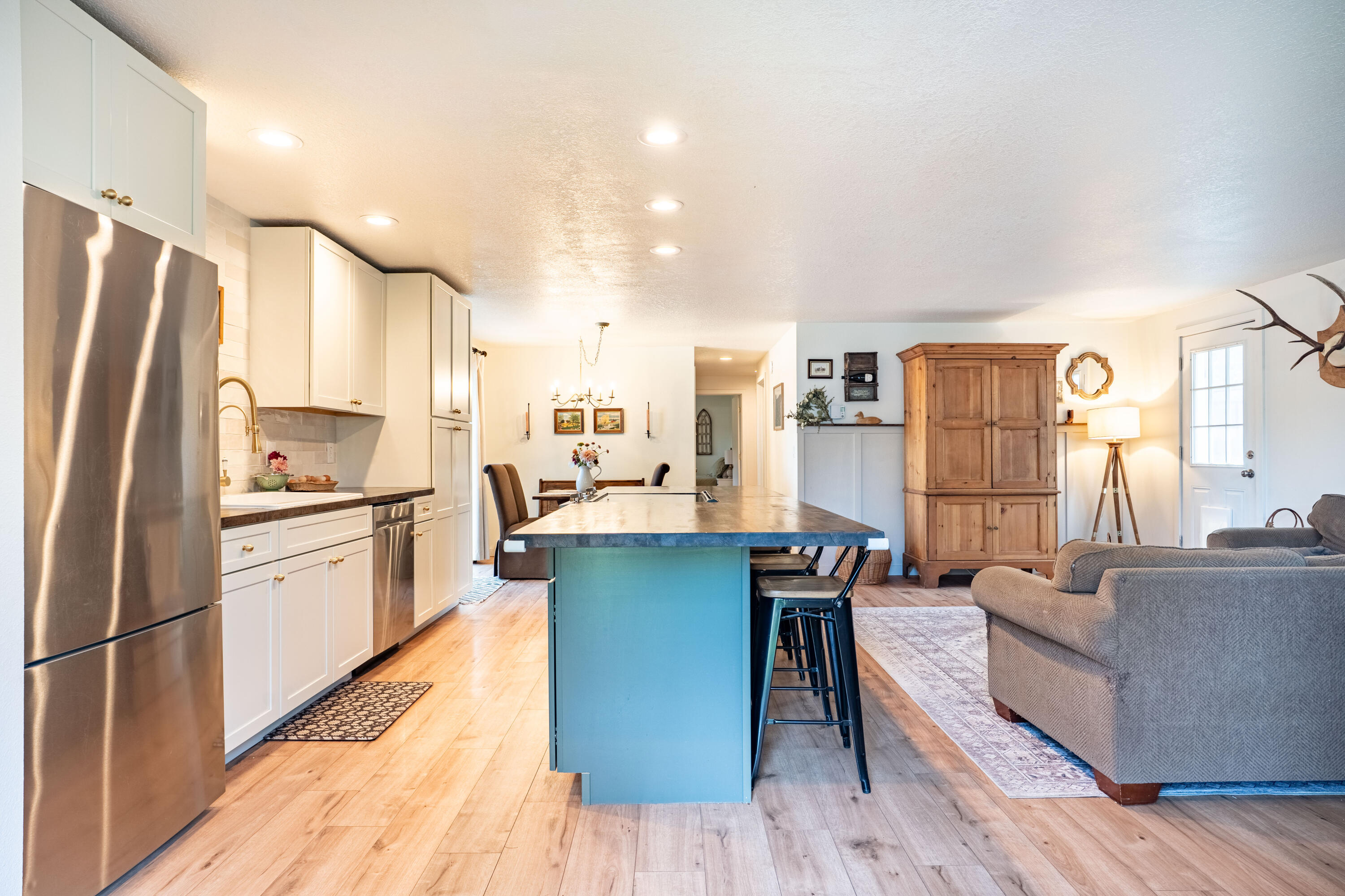 1932 SW Curry Court