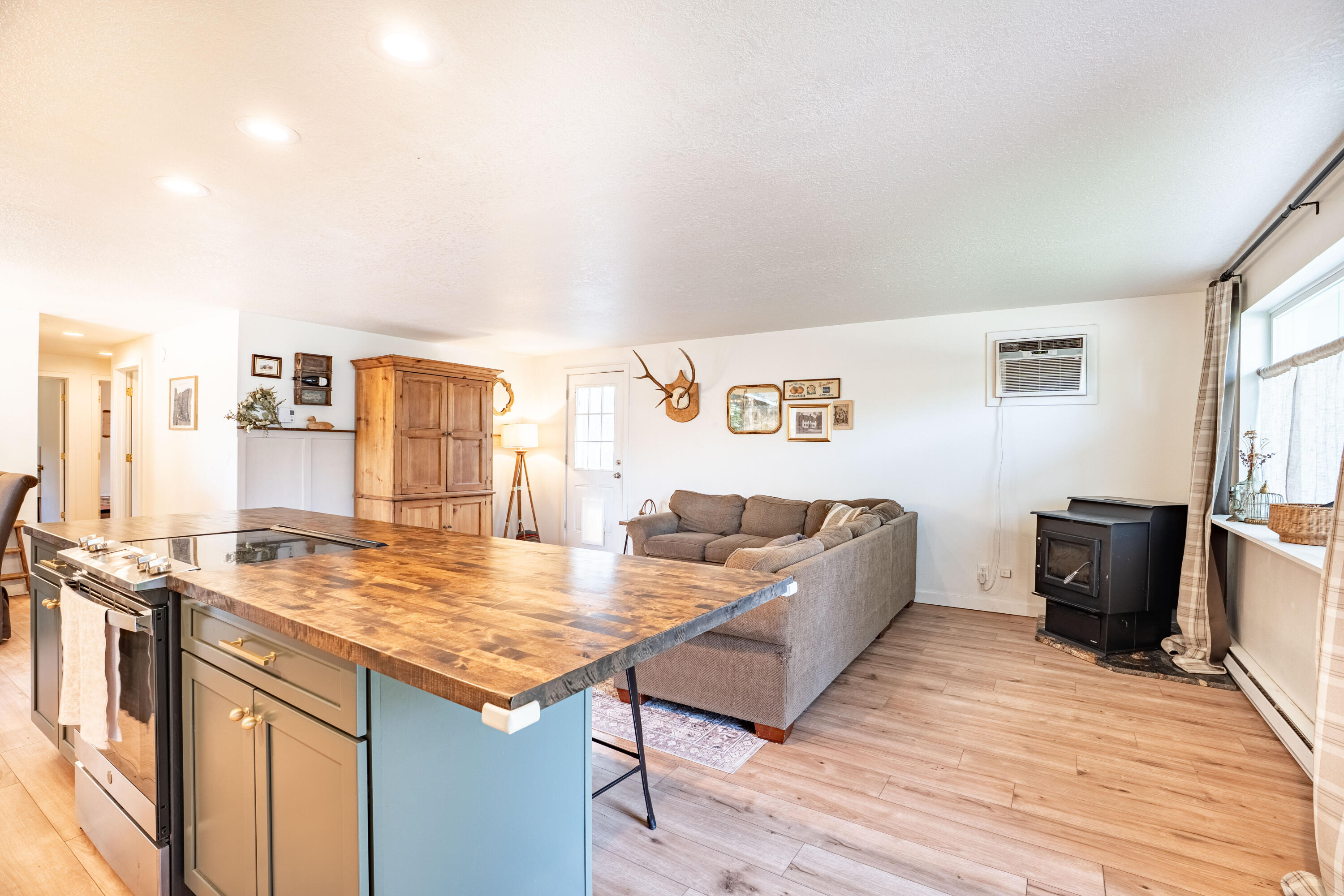 1932 SW Curry Court
