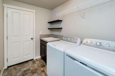 Tiny photo for 3035 NW Cedar Avenue, Redmond, OR 97756 (MLS # 220220755)