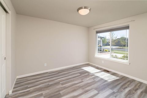 Tiny photo for 3035 NW Cedar Avenue, Redmond, OR 97756 (MLS # 220220755)