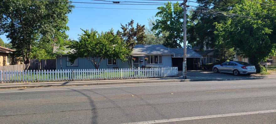 Attention first time home buyers and investors. Here is a great opportunity to get into a home at a great price. This is a 1200 sqft 3 bed 2 bath home conveniently located in Grants Pass on G st. It has a nice sized back yard and covored patio. House needs repairs but has lots of potential. Don't miss out schedule your viewing today.