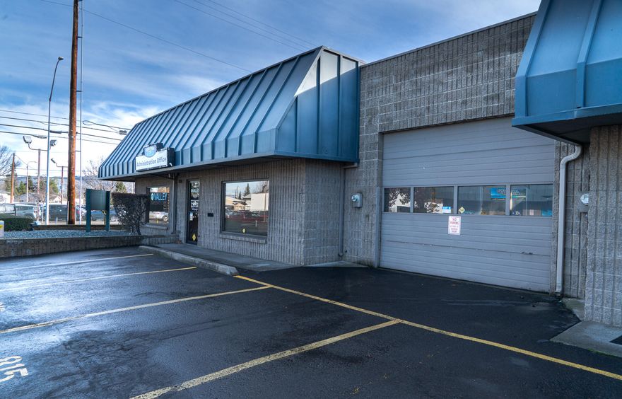 This exceptional 1,438 sq.ft. unit is vacant and available for immediate lease for the first time in whole or in addition to the adjacent available units. Formerly used as the administrative office for a large medical group, this is a great opportunity if you are looking for space to have both a free span garage with rollup doors and plenty of office space. There are three adjacent 1,308 sq.ft. units available in addition with up to 5,362 sq.ft available to lease in total. Many different variations can be made for your needs. Property is located along North Central Avenue, a major arterial street with approximately 10,000+ cars per day driving past, giving your new business location much needed exposure. Contact broker for all your questions and to schedule a tour.