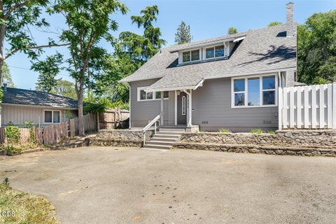 Photo of 300 Sunrise Avenue, Medford, OR 97504 (MLS # 220222866)