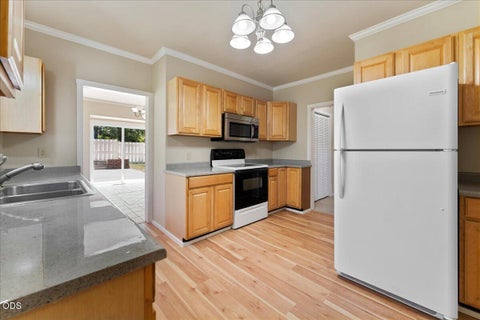 Tiny photo for 300 Sunrise Avenue, Medford, OR 97504 (MLS # 220222866)