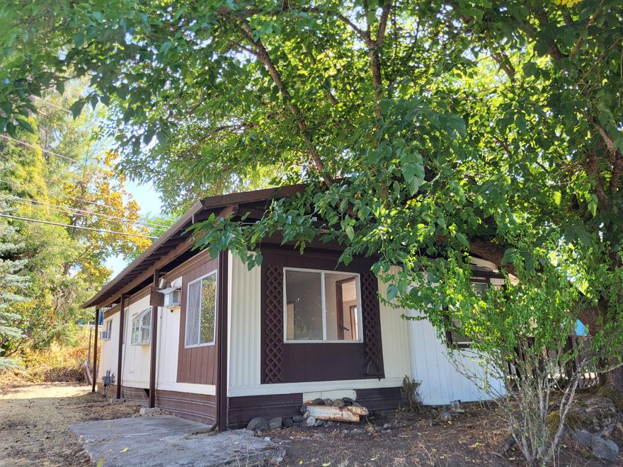 ALL-AGE park, located in small-town Eagle Point Oregon right off Crater Lake Hwy near shopping and minutes from Medford.  Older 2bd, 1ba with open floor-plan and extra bonus room for dining or familhy room.  Large lot, wrap-around yard and parking on a dead-end street.