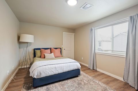 Tiny photo for 633 SE Glengarry Place, Bend, OR 97702 (MLS # 220214908)