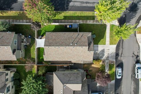 Tiny photo for 633 SE Glengarry Place, Bend, OR 97702 (MLS # 220214908)