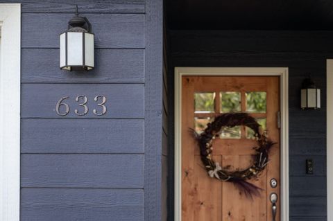 Tiny photo for 633 SE Glengarry Place, Bend, OR 97702 (MLS # 220214908)