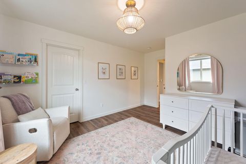 Tiny photo for 633 SE Glengarry Place, Bend, OR 97702 (MLS # 220214908)