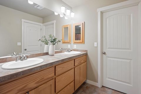 Tiny photo for 633 SE Glengarry Place, Bend, OR 97702 (MLS # 220214908)