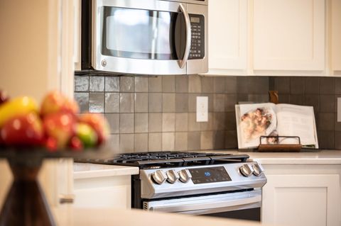 Tiny photo for 633 SE Glengarry Place, Bend, OR 97702 (MLS # 220214908)