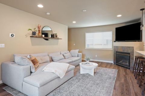 Tiny photo for 633 SE Glengarry Place, Bend, OR 97702 (MLS # 220214908)