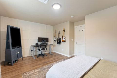 Tiny photo for 633 SE Glengarry Place, Bend, OR 97702 (MLS # 220214908)