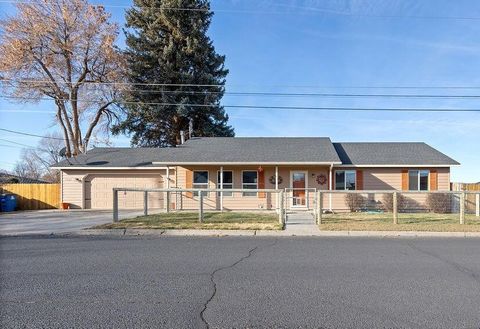 Photo of 1263 NE Powell Lane, Prineville, OR 97754 (MLS # 220215501)